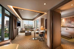 TV in/ali zabaviščno središče v nastanitvi DoubleTree by Hilton Jakarta - Diponegoro