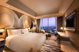 Postelja oz. postelje v sobi nastanitve DoubleTree by Hilton Jakarta - Diponegoro