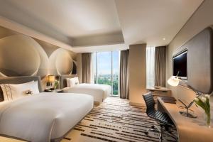 TV in/ali zabaviščno središče v nastanitvi DoubleTree by Hilton Jakarta - Diponegoro