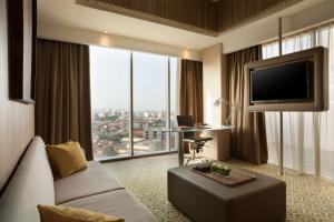 TV in/ali zabaviščno središče v nastanitvi DoubleTree by Hilton Jakarta - Diponegoro