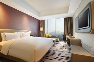 TV in/ali zabaviščno središče v nastanitvi DoubleTree by Hilton Jakarta - Diponegoro
