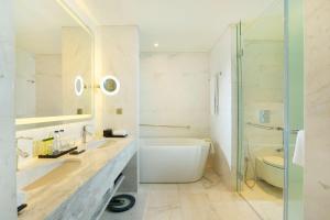 Kopalnica v nastanitvi DoubleTree by Hilton Jakarta - Diponegoro