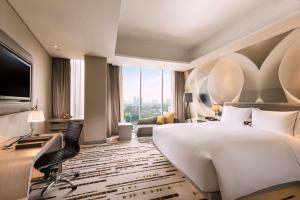 TV in/ali zabaviščno središče v nastanitvi DoubleTree by Hilton Jakarta - Diponegoro