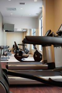 Hilton Garden Inn Minneapolis - University Area的健身中心和/或健身设施