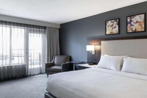 Hilton Garden Inn Minneapolis - University Area客房内的一张或多张床位