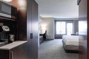 Hilton Garden Inn Minneapolis - University Area客房内的一张或多张床位