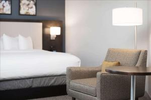 Hilton Garden Inn Minneapolis - University Area客房内的一张或多张床位