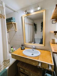 y baño con lavabo y espejo. en Apartamento con maravillosas vistas al lado de la estación en Panticosa