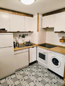 a kitchen with a sink and a washing machine at Apartamento con maravillosas vistas al lado de la estación in Panticosa
