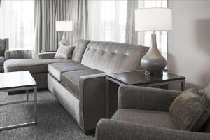 Hilton Garden Inn Minneapolis - University Area的休息区