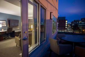Hilton Garden Inn Minneapolis - University Area的电视和/或娱乐中心