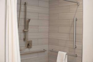 Hilton Garden Inn Minneapolis - University Area的一间浴室