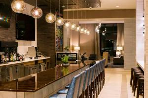 Hilton Garden Inn Minneapolis - University Area的厨房或小厨房