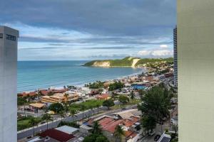 ナタールにあるVista Mar da PRAIA de PONTANEGRA 2 quartos Wifi 55 MB capacidade para até 6 pessoas e PET friendlyの建物から市街と海の景色を望めます。