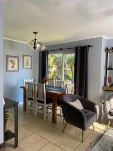 Un comedor con mesa y sillas en Hermosa casa a 10 minutos de Huilo Huilo, en Choshuenco