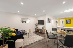 sala de estar con sofá y mesa en City Centre Unit Overlooking Ryrie Street! en Geelong