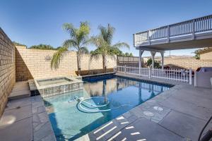 Πισίνα στο ή κοντά στο Spacious Lake Elsinore Home with Pool and Hot Tub!