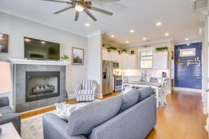 un salon avec un canapé et une cheminée dans l'établissement Lake Access and Boat Slip Greenwood Cottage!, à Waterloo