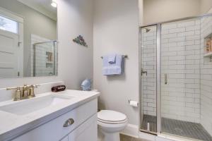 La salle de bains blanche est pourvue de toilettes et d'une douche en verre. dans l'établissement Lake Access and Boat Slip Greenwood Cottage!, à Waterloo 17 autres photos