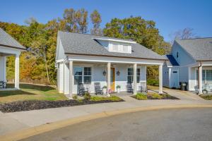 une maison blanche avec une véranda et une allée. dans l'établissement Lake Access and Boat Slip Greenwood Cottage!, à Waterloo