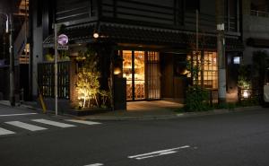 un edificio en una calle de la ciudad con una tienda en SAKE Bar Hotel Asakusa en Tokio
