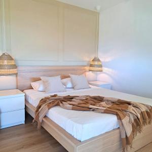 um quarto com uma cama grande e 2 candeeiros em La Pérgola Calma em San Bartolomé