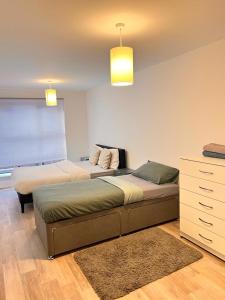 1 dormitorio con 2 camas y vestidor en Modern-New Build Apartment in Birmingham, en Birmingham