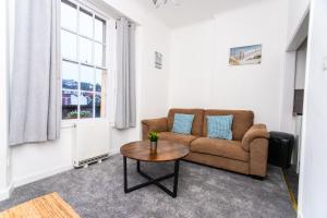 ein Wohnzimmer mit einem Sofa und einem Tisch in der Unterkunft May Disc - Long Stay - Contractors in Bristol