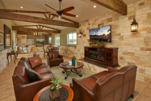ein Wohnzimmer mit Ledermöbeln und einem Kamin in der Unterkunft Carter Creek Winery Resort & Spa in Johnson City