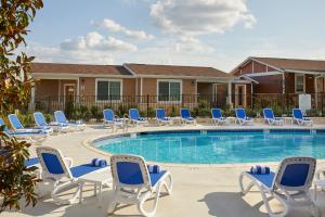 einen Pool mit Liegestühlen und einem Pool in der Unterkunft Carter Creek Winery Resort & Spa in Johnson City