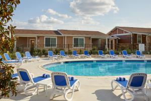 a swimming pool with lounge chairs and a pool at Carter Creek Winery Resort & Spa in Johnson City