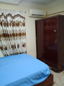 - une chambre avec un lit et une commode dans l'établissement HeliopolisStar, au Caire