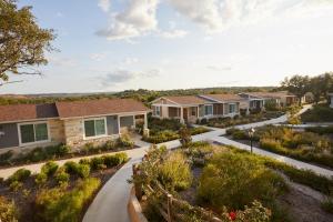 una fila de casas con paisajismo en un suburbio en Carter Creek Winery Resort & Spa, en Johnson City