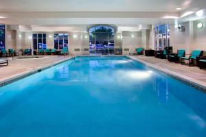 una gran piscina con agua azul en una habitación de hotel en Residence Inn Baltimore Hunt Valley, en Hunt Valley