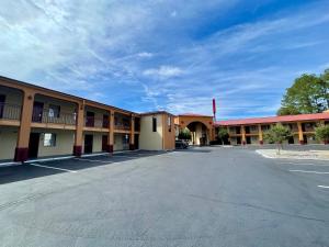 an empty parking lot in front of a motel at Red Roof Inn & Suites Richland in Richland