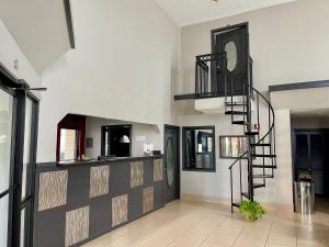 un corridoio con scala a chiocciola e orologio sul muro di Red Roof Inn & Suites Richland a Richland