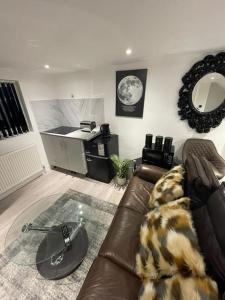 uma sala de estar com um sofá e uma mesa em Unique, Stylish, Non-smoking, Riverview Loft EnSuite for Rent em Erith
