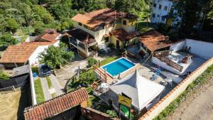 eine Luftansicht eines Hauses mit Pool in der Unterkunft Hostel Yellow House MG in Itamonte