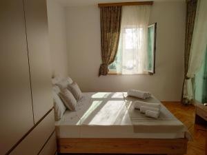 um quarto com uma cama grande e uma janela em Apartments with a parking space Rtina - Miocici, Zadar - 22001 em Ražanac