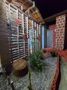 d'une terrasse avec un banc et un mur en briques. dans l'établissement Pousada Naturaly, à Serra Caiada
