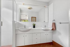 サンシャインビーチにある2 Horizon Terraces - Spacious Duplex Close to Village and Beachの洗面台が2つと鏡があるバスルーム +14枚の写真