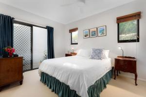 サンシャインビーチにある2 Horizon Terraces - Spacious Duplex Close to Village and Beachのベッドと窓のある白い寝室