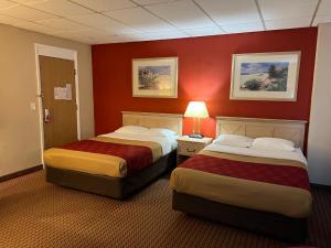 Postel nebo postele na pokoji v ubytování Econo Lodge Inn & Suites Walnut