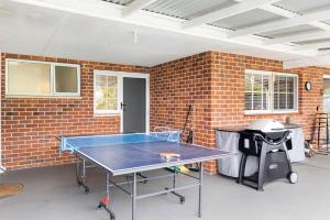 Stalo tenisas apgyvendinimo įstaigoje Sandy Feet Retreat arba netoliese