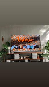 Moderno Loft Santa Ana Costa Rica في سانتا آنا: تلفزيون بشاشة مسطحة جالس على طاولة