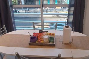 una bandeja de comida encima de una mesa en Torre Libertador I, en Buenos Aires 5 fotos más