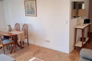 Un comedor con una mesa y sillas en una habitación. en Torre Libertador I, en Buenos Aires