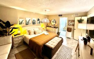 um quarto com uma cama grande e um sofá em Beach Oasis 601 Gorgeous Ocean front Ocean view for 10 sleeps up to 14 em Daytona Beach