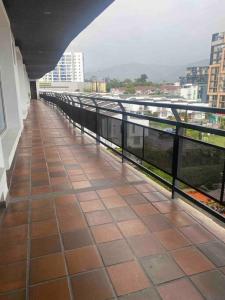 einen Balkon eines Gebäudes mit Stadtblick in der Unterkunft Espectacular,Moderno y como apto, hasta 6 personas in Hojas Anchas