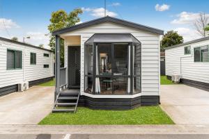 Tasman Holiday Parks - Geelong في جيلونج: منزل صغير مع نافذة على العشب